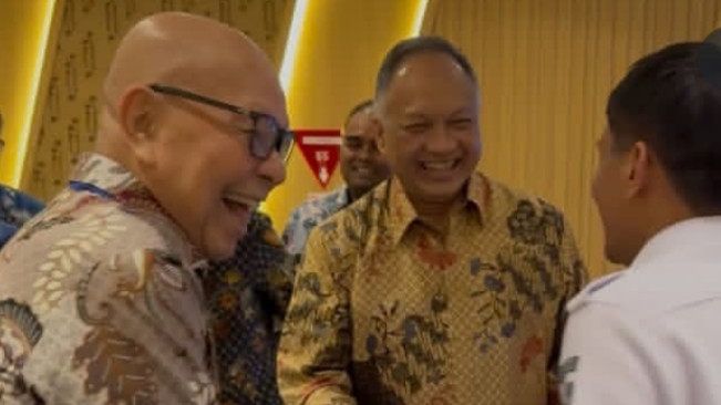 Glenny H. Kairupan mendapatkan ucapan selamat dari sejumlah kolega. [Instagram]